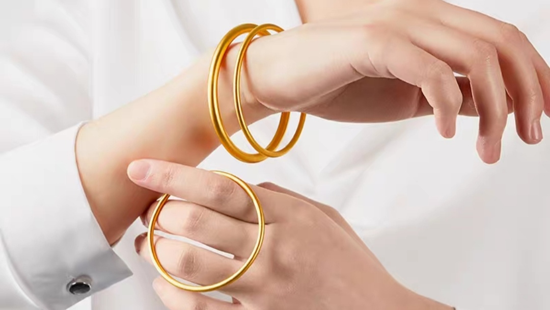 中年女性适合戴什么款式黄金手镯,适合年轻人戴的黄金手镯样式