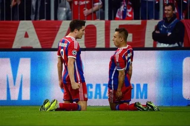 足坛滑跪德罗巴,足坛经典滑跪