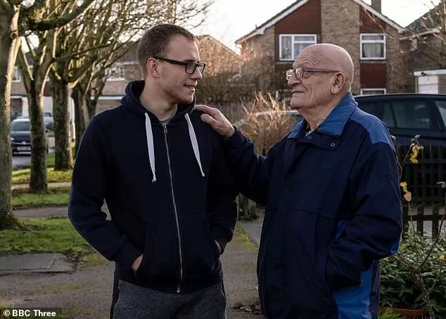 足球教练遭虐待,23岁足球教练被家暴