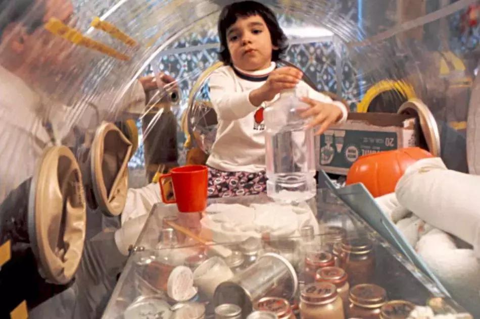 泡泡男孩被隔离12年完整版,12岁男孩走出隔离罩的视频