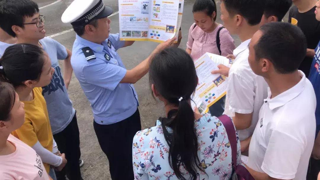 遂川交警深入驾校为开班新学员送上交通安全课！