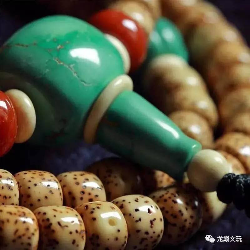 手串配饰是先盘还是先上配饰,沉香手串配饰和无配饰哪个好