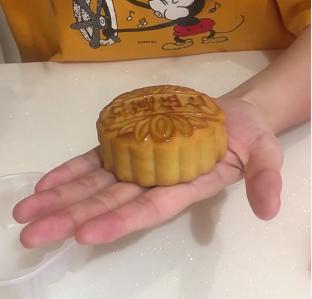 月饼大圆饼测评,四大名牌月饼大比拼