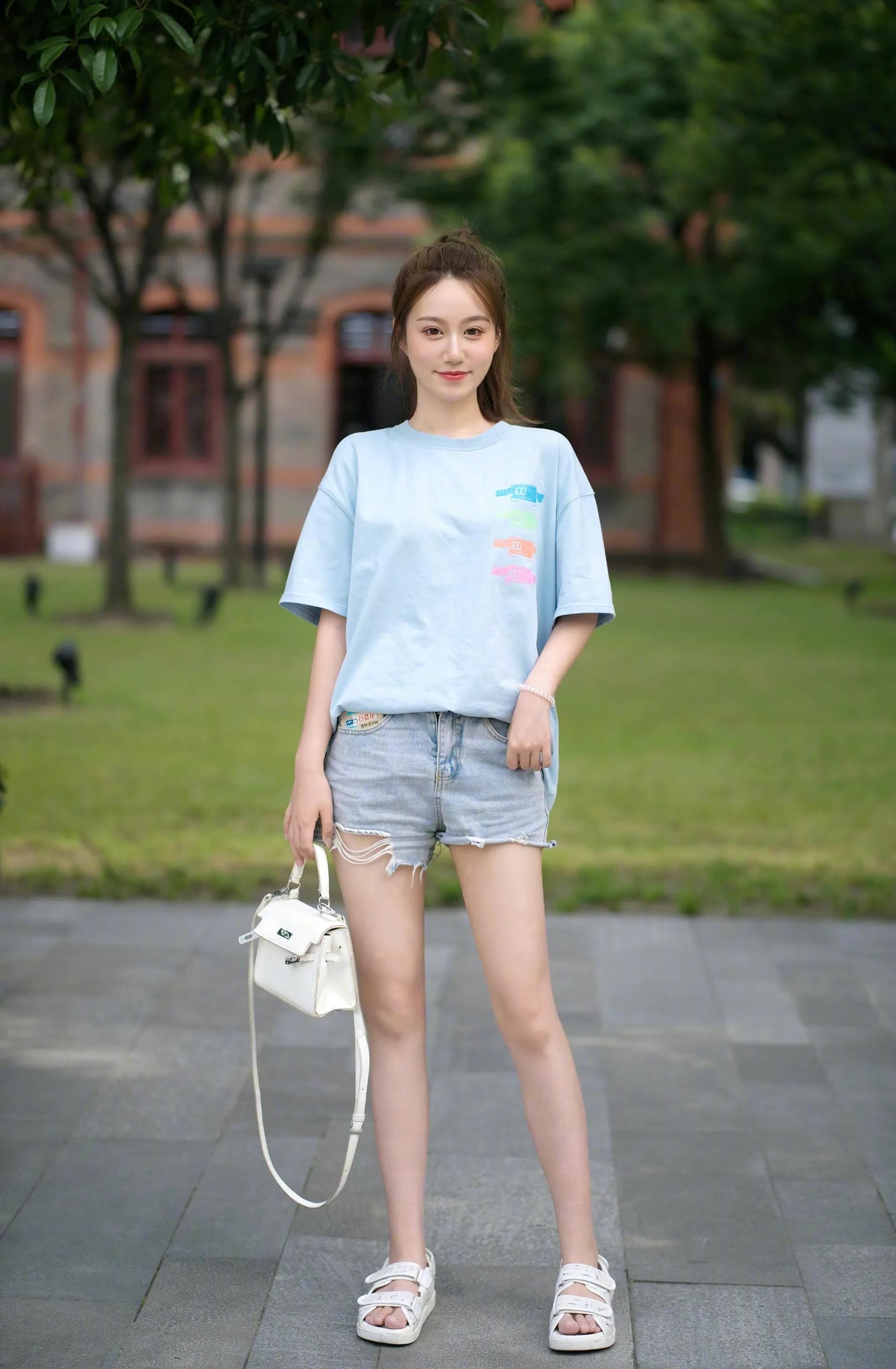 牛仔短裤如何搭配才时髦又洋气,万能牛仔短裤的一周穿搭指南