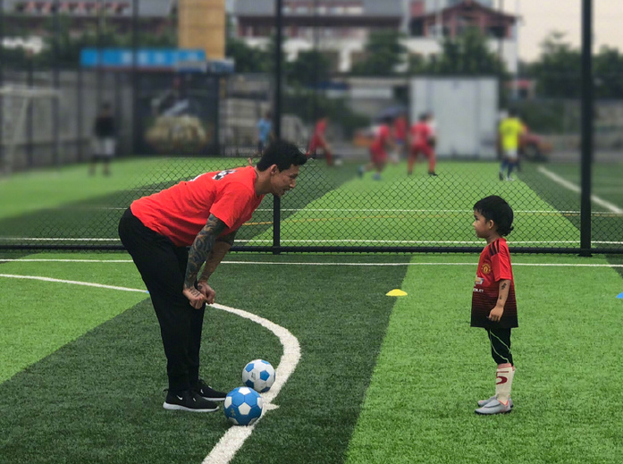 恭喜！30岁国足铁卫今喜迎第二个儿子，满头黑发超萌，娇妻是幼师