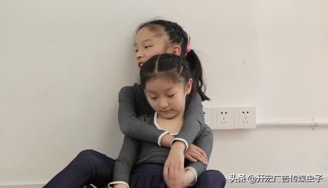 连体双胞胎姐妹头发,双胞胎姐妹头发很顺