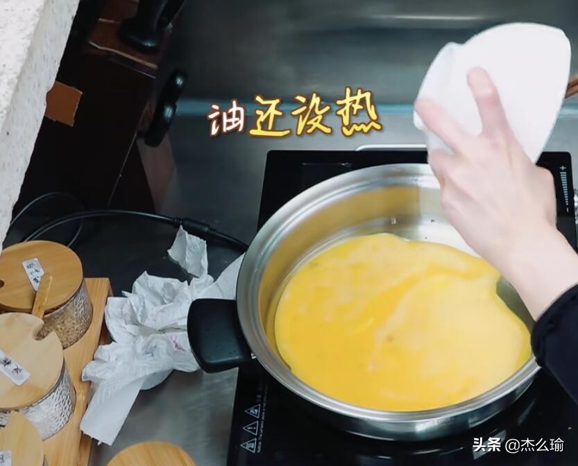 吉娜弹钢琴林依轮,吉娜林依轮倒水