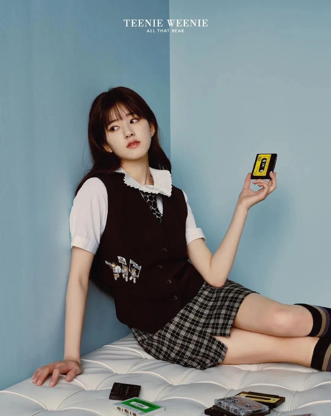 超减龄穿搭法则被杨超越狠狠拿捏,杨超越水手服穿搭