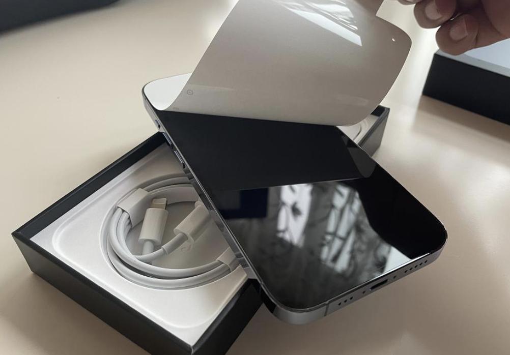 iphone13pro沉浸式开箱银色,iphone13promax银色容易刮花吗