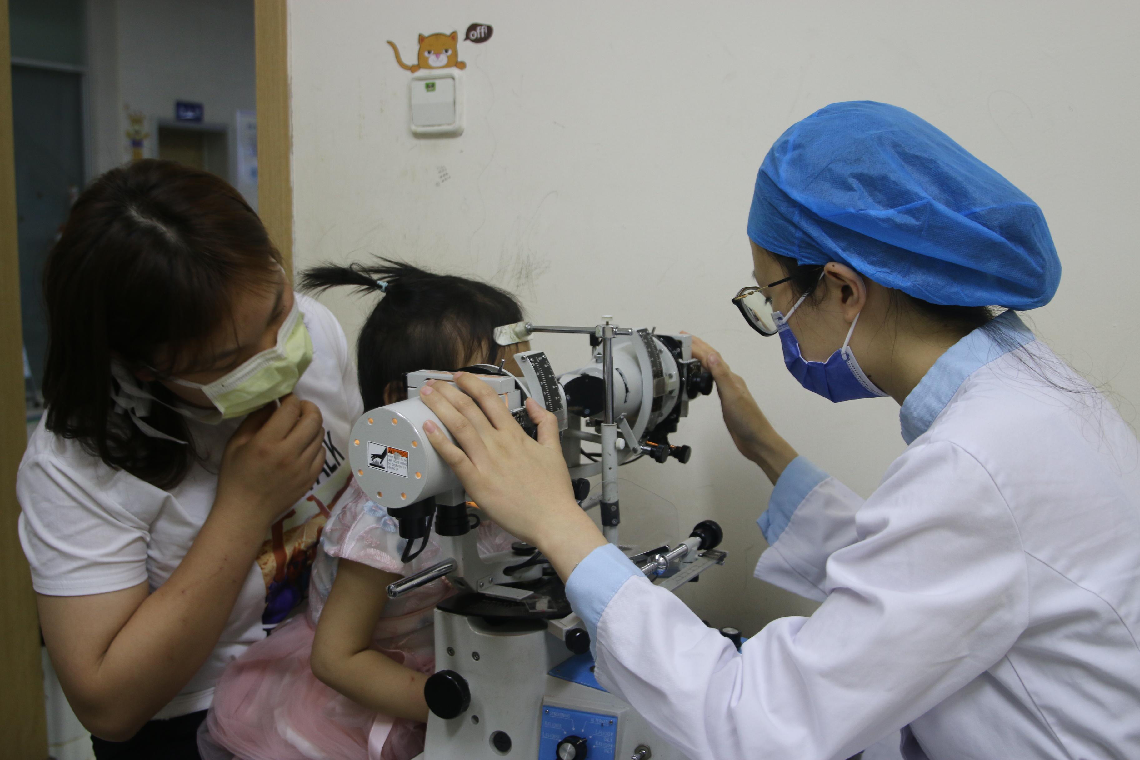 眼科医生告诉孩子不能看电视,弱视不要错过最佳治疗期