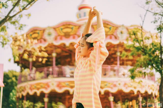 游乐园旋转木马氛围照片,游乐园拍出元气满满的写真照片