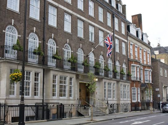 疫情肆虐，穷人无处可逃，富人们订私人飞机，请私人医生检测