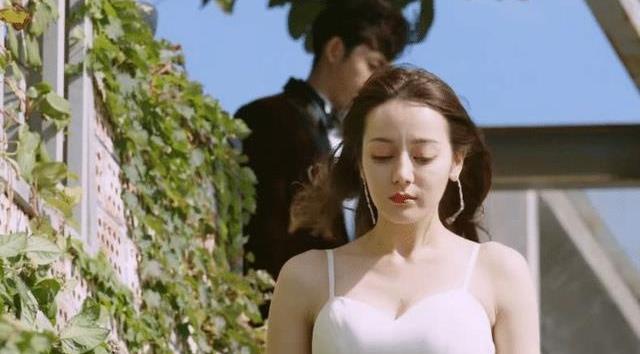 迪丽热巴整理头发,迪丽热巴毛发