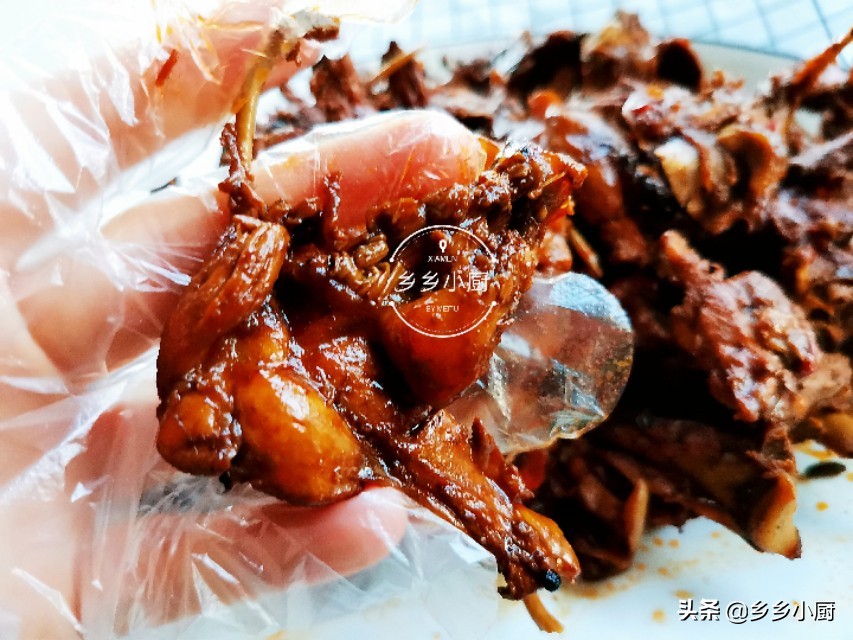 鸡锁骨这么做，色泽红亮，麻辣鲜香，网友直呼太馋人了，求做法