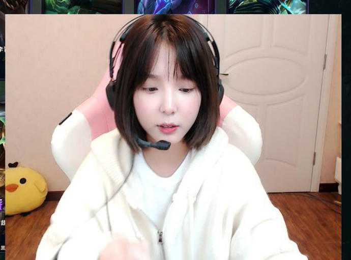 曾口嗨地震的女主播小米粥“复活”成功，复播后人气依旧火爆