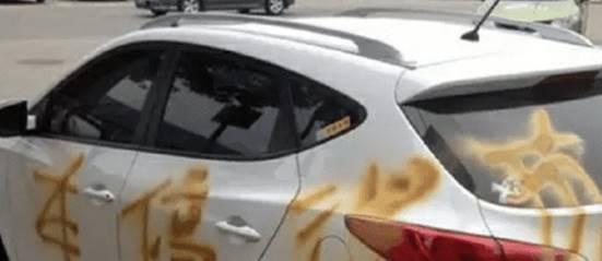 花2000块钱买一辆夏利，一放就是3年，车主：就是为了堵他