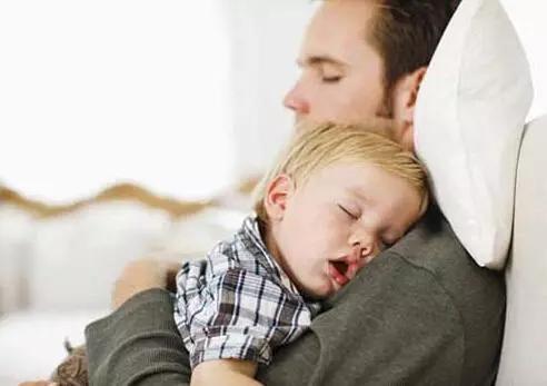 睡梦中惊吓是什么原因,睡梦中的应激反应叫什么