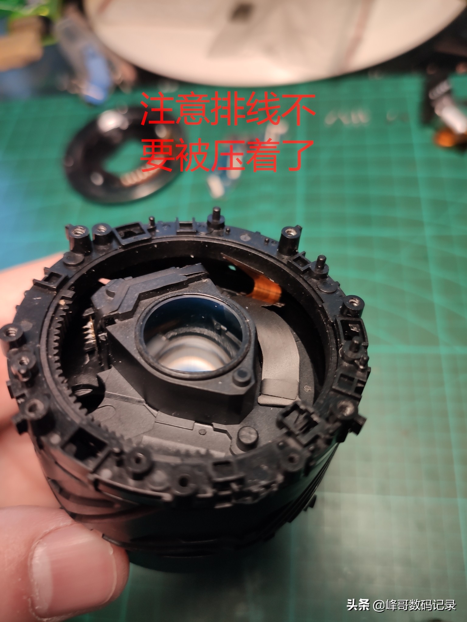 索尼16-50镜头前镜片拆卸,sony16-50镜头拆解图片