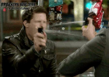 被防狼喷雾喷了眼睛会瞎吗,被防狼喷雾喷到的后果