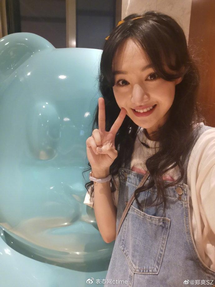 坐拥1.5亿别墅的郑爽，竟然戴这个牌子的表