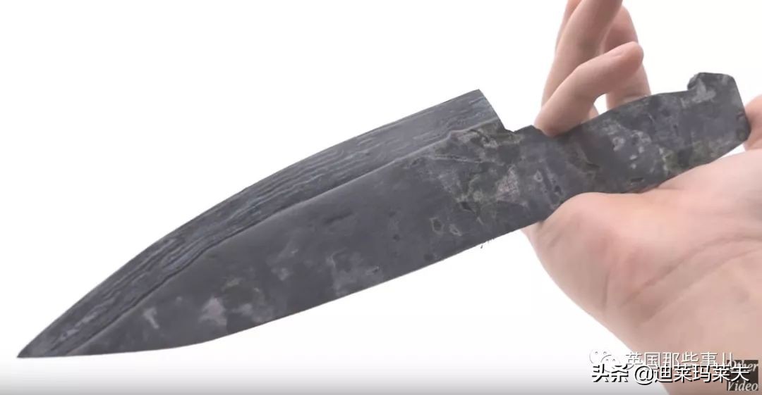 他用攒了一年的指甲，给女友做一个戒指？？这？