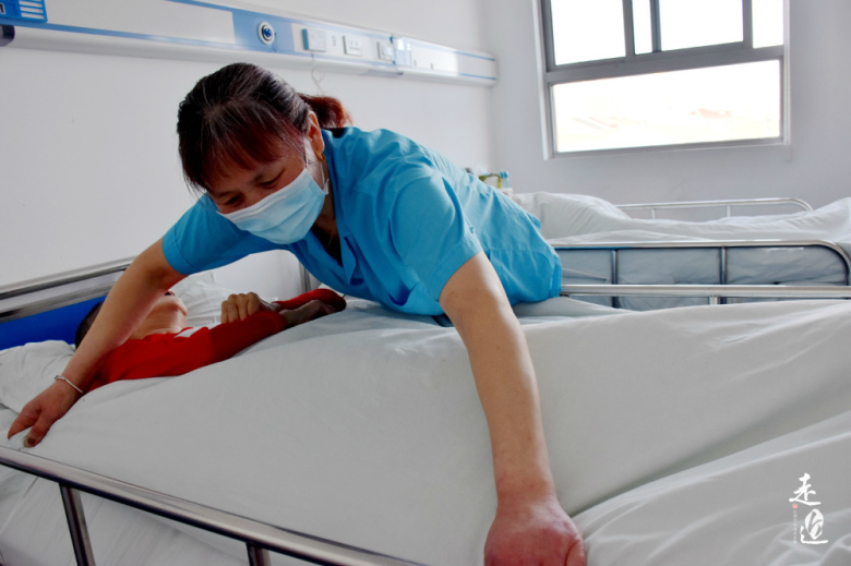 “第一次抠便，我差点吐了”！我和我的三百个爸妈