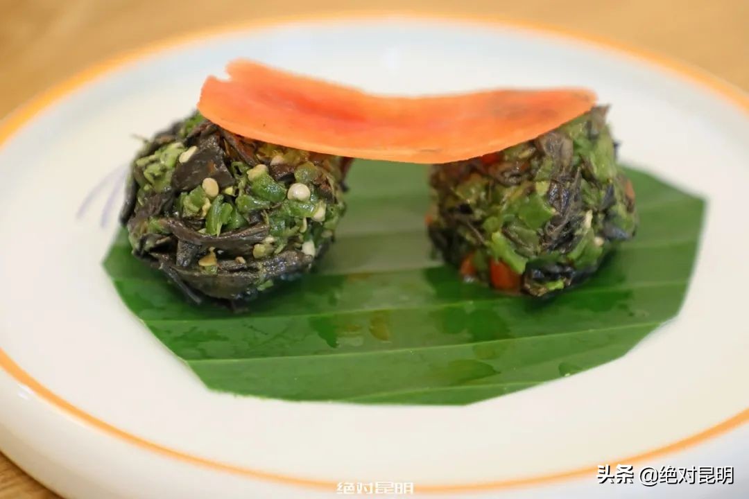 她带西班牙大厨上山捡菌，回昆明后煲出美味红菇汤