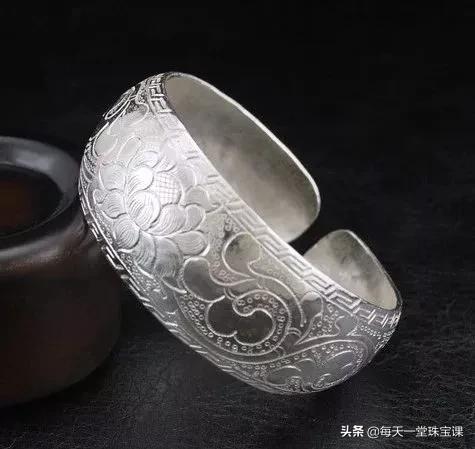 戴银镯手脖发黑了,戴银镯发黑是什么原因