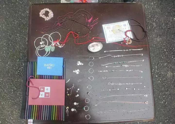 【警事】女子“留宿”超市盗走40余件银饰，大冶警方3小时破案追回