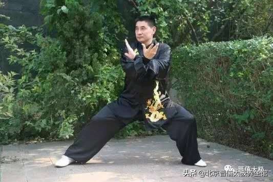 俯身拱腰松督脉,正确的松腰骨姿势