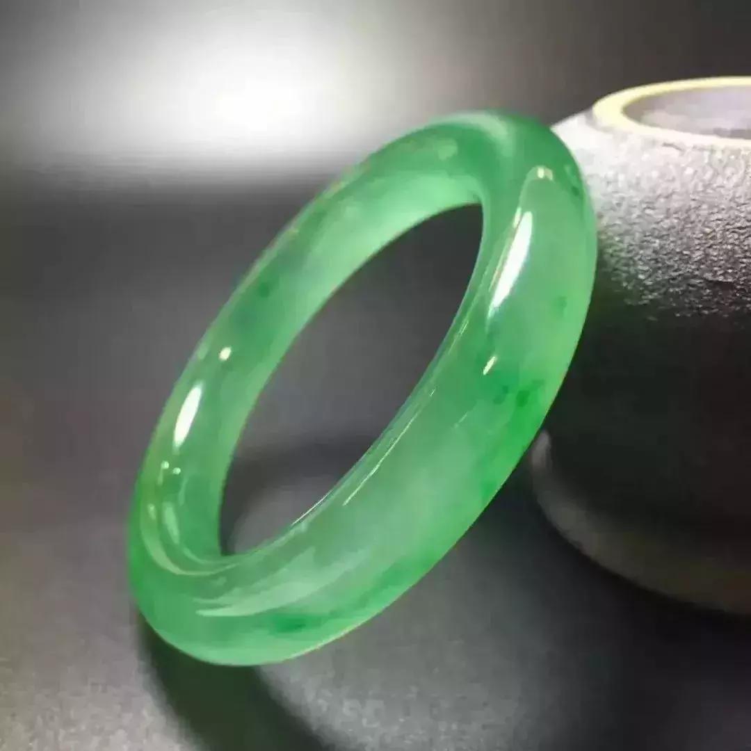 6类人群、30种翡翠。翡翠可不能随便送人，现在看还不晚！