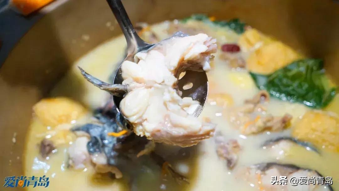 石锅鱼味美汤鲜,云南草帽蒸汽石锅鱼做法