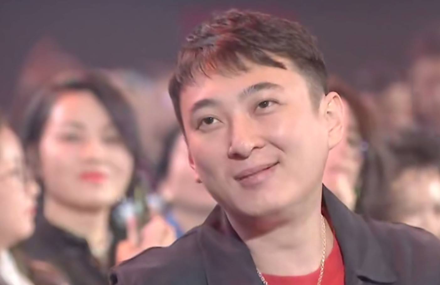 王思聪吃口香糖颁奖抖音,王思聪领奖吃口香糖开开心心