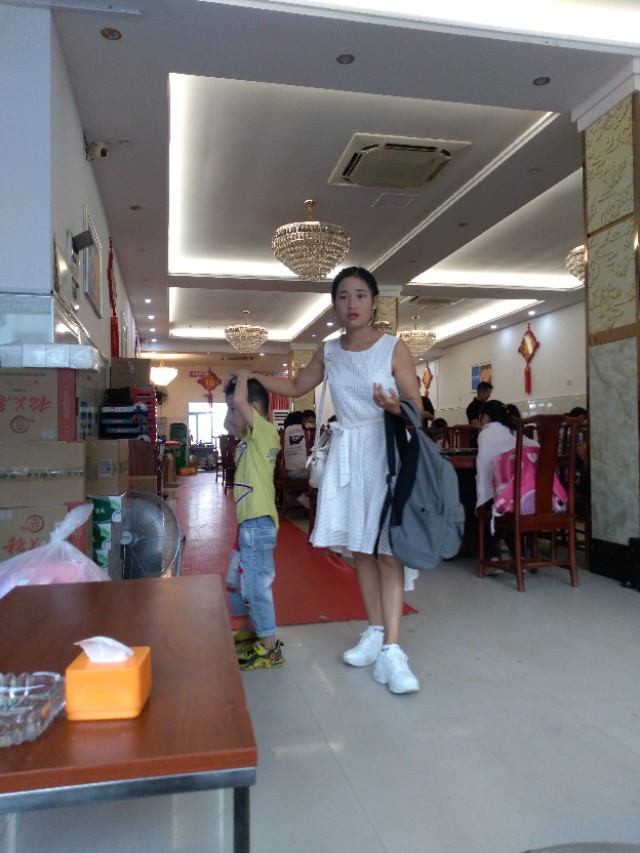 今天九月十三日，姨夫姨姐家喜添孙子，亲朋相聚侏儒民众大酒店！