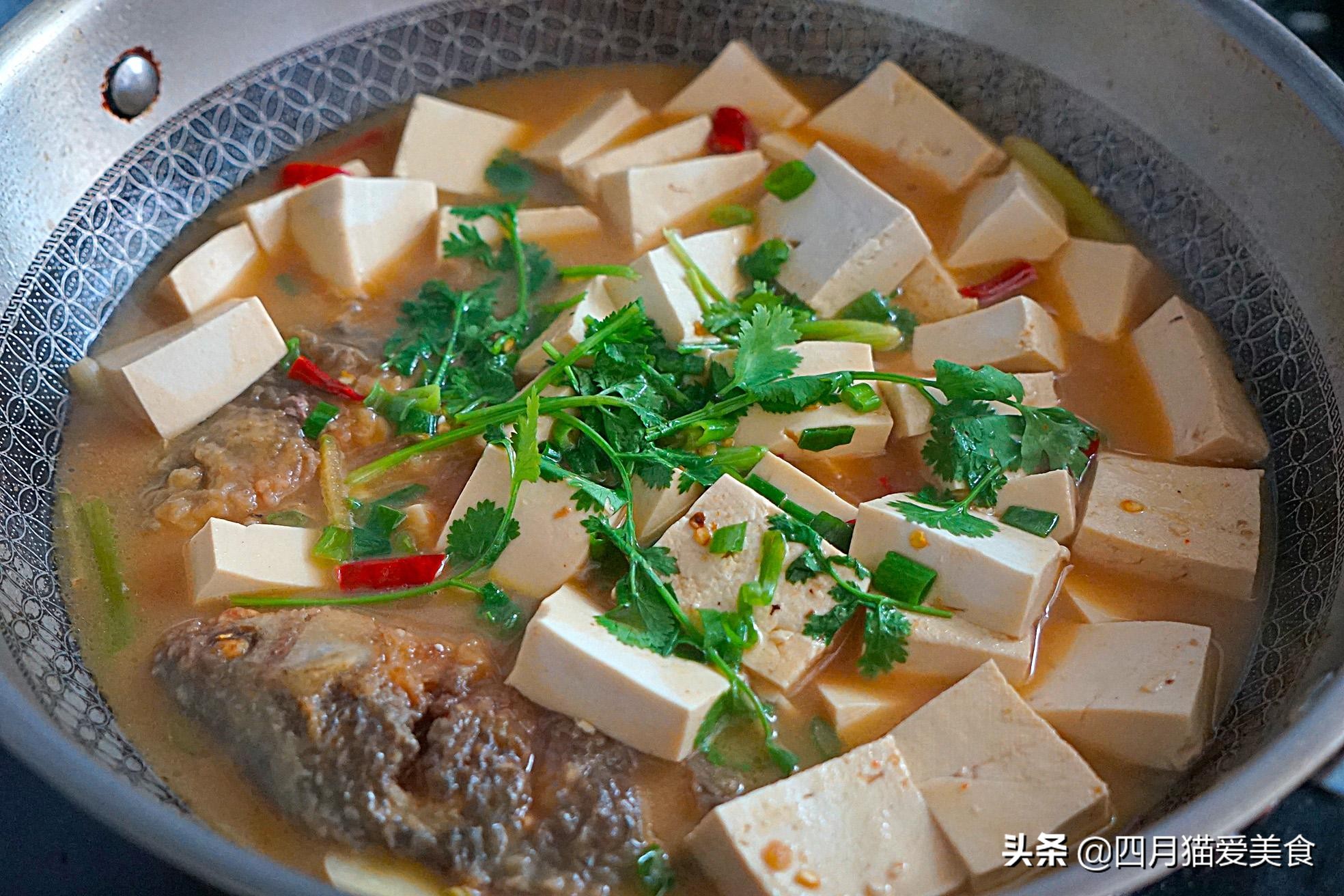 炖鲫鱼倒什么料,炖鲫鱼想放绿豆芽