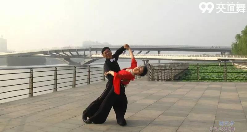 学跳交谊舞女步,怎样跳好交谊舞基本功