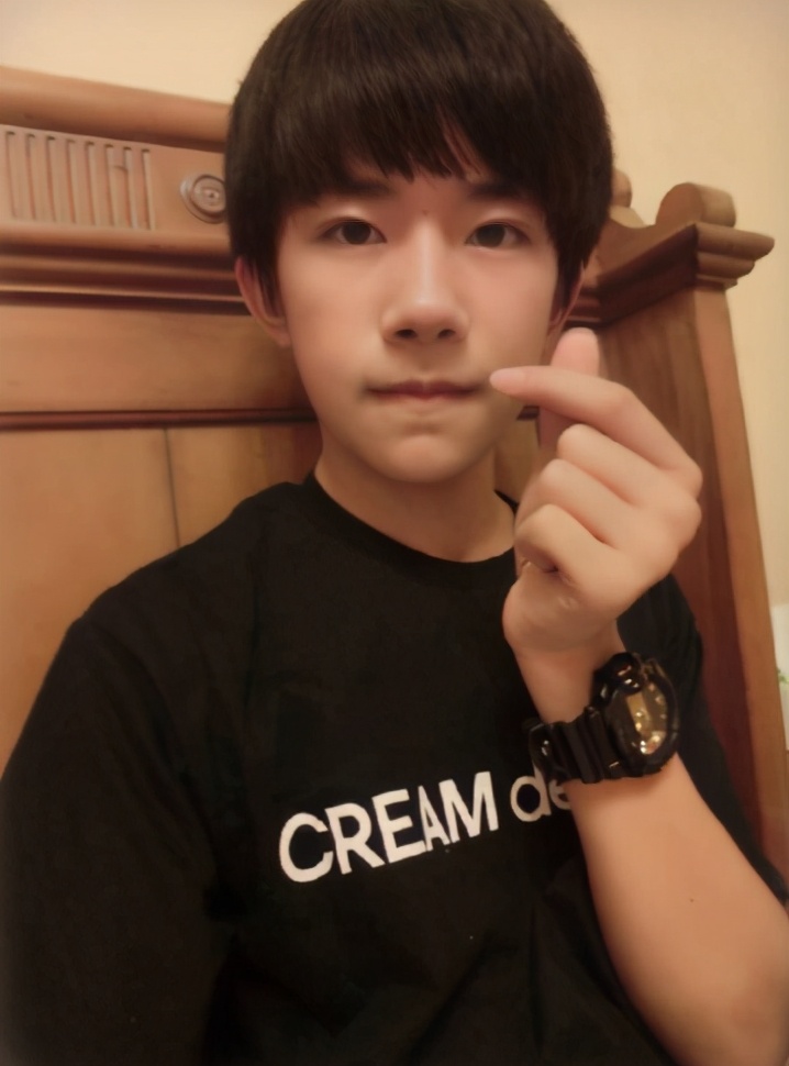 易烊千玺肖战顶流之争,易烊千玺顶胯跳舞视频合集