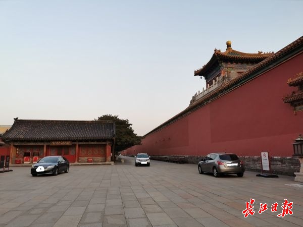 记者还原“开大奔去故宫”路线，老故宫人：何时取消宫墙内的停车场？