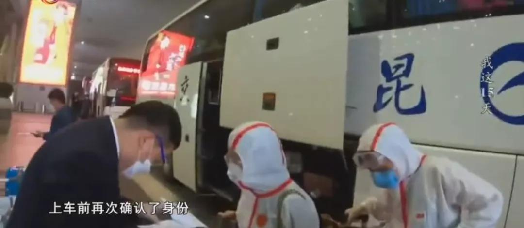 在机场和家人告别,在机场被救护车带走隔离的视频