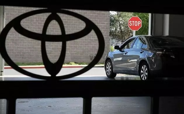 自动挡汽车可以用左脚踩刹车吗,为什么自动挡的车左脚不能踩刹车