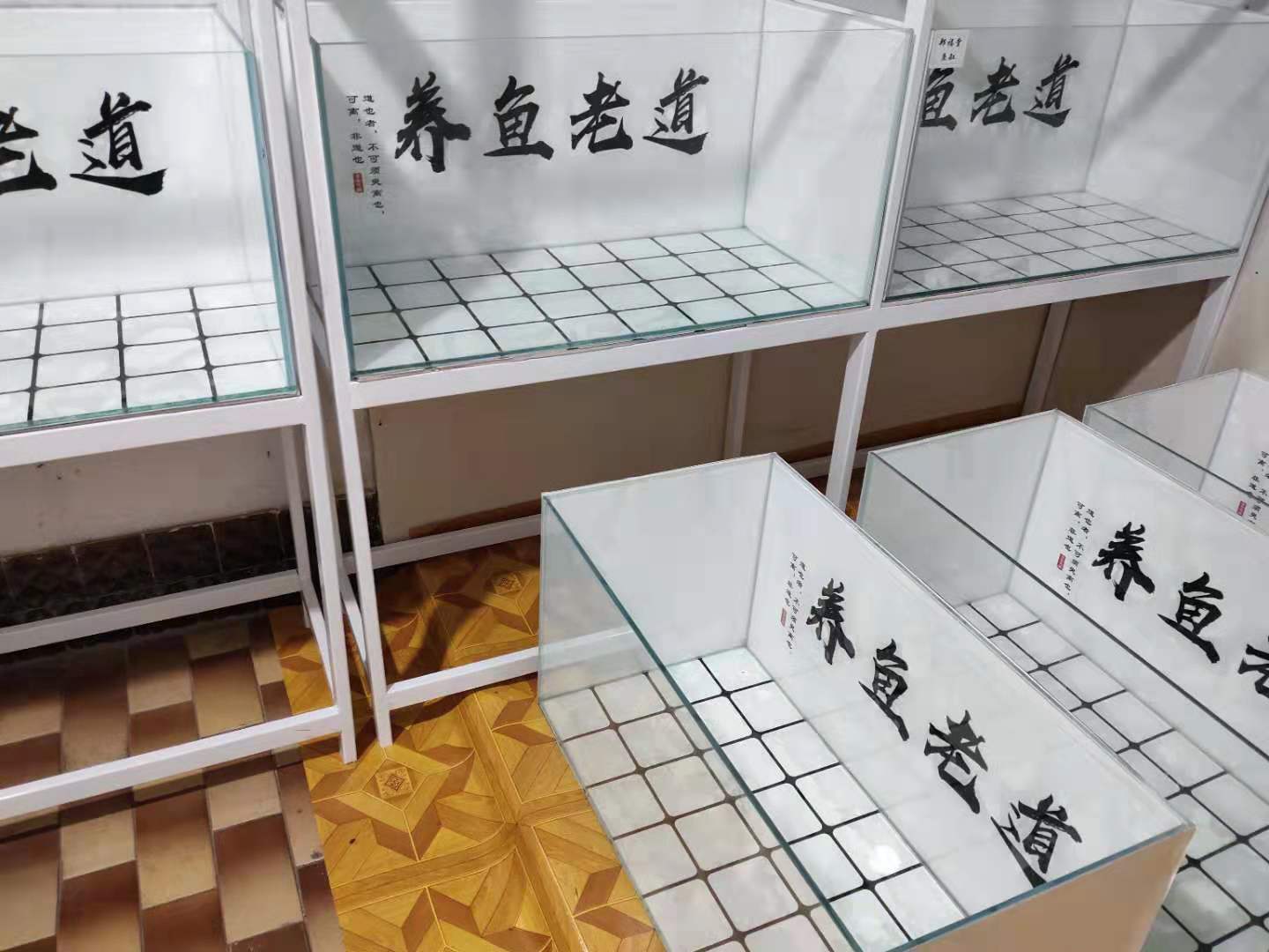 鱼缸背景纸各种贴法比较,鱼缸背景纸是贴在鱼缸里还是外面