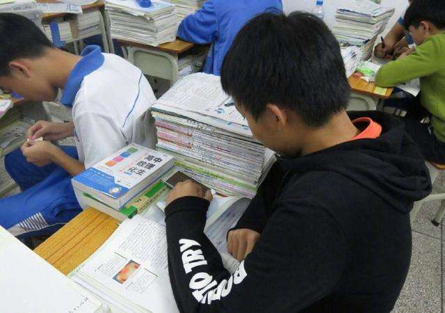 高中学生玩手机被老师没收,学生带手机到学校被老师没收了