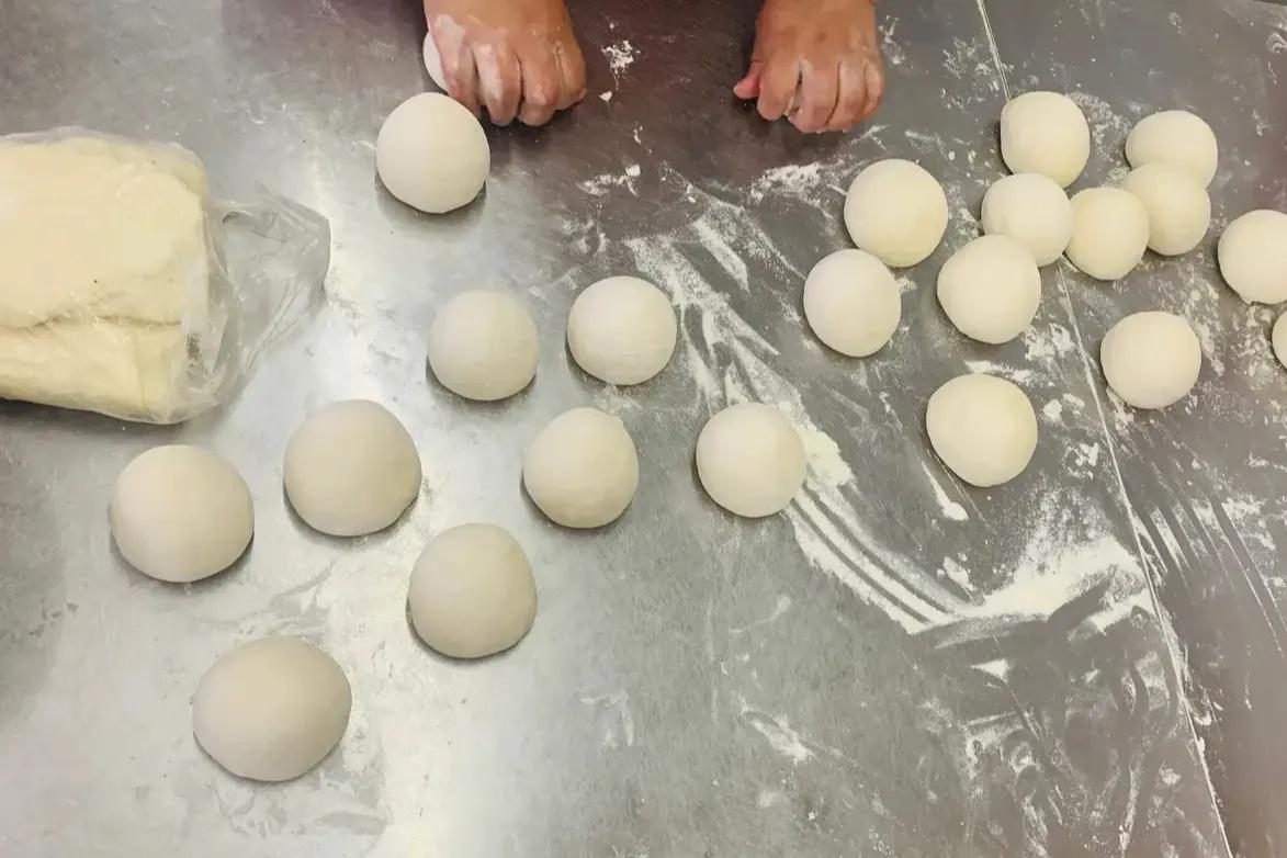 商家一斤面粉做几个馒头合适,1斤面粉可以出多少个馒头