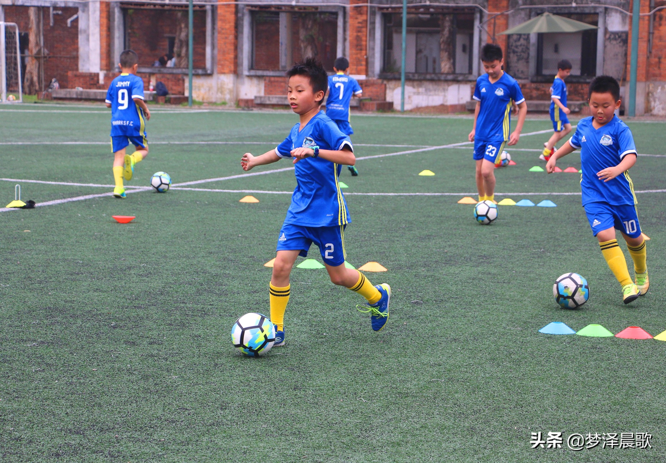 少儿足球坚持梦想,少儿对足球的热爱