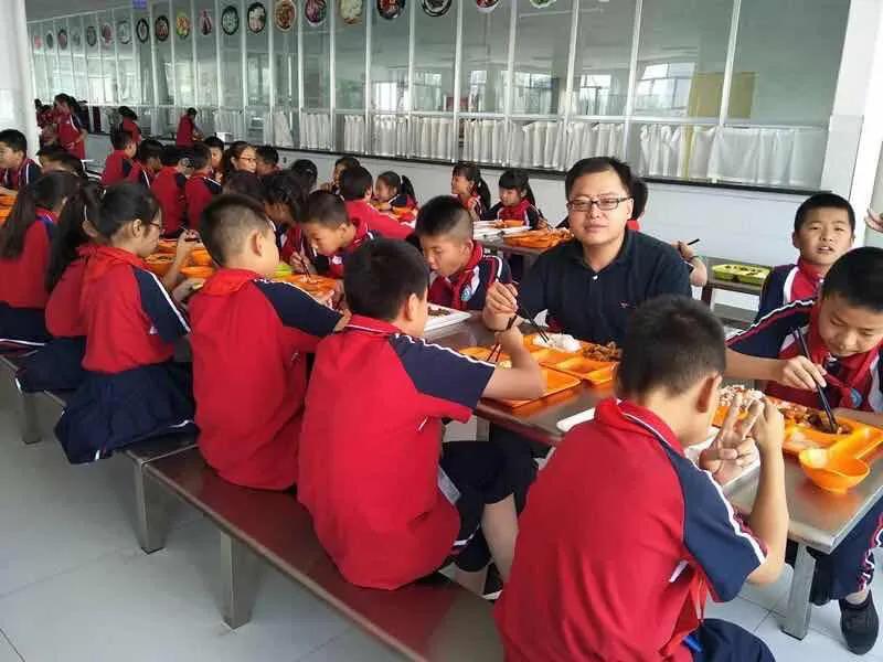 倾心胡杨润杏坛——杭州扶贫教师程海的支教之路