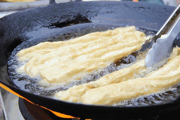 怎么在家炸油条才能不硬,当天快速炸油条最简单方法