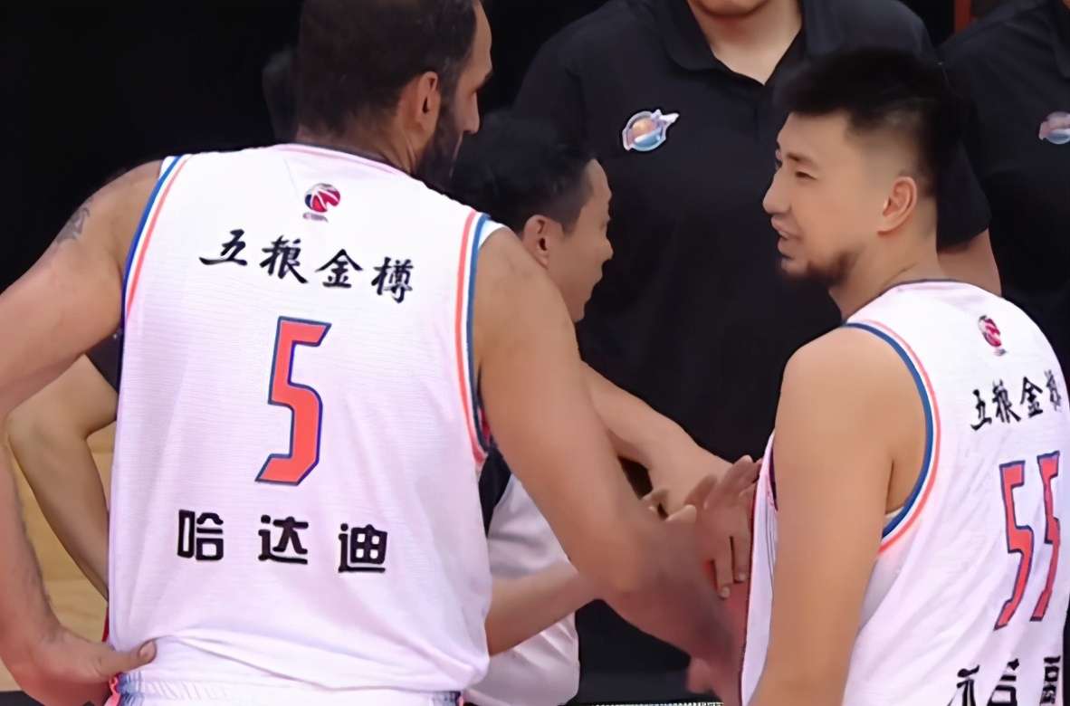 广东对战浙江赵睿怒吼庆祝,广东队赵睿霸气瞬间