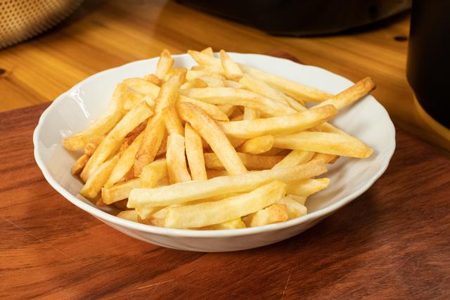 自己在家也能炸薯条赶快试试看吧,空气炸锅速冻薯条的正确做法大全