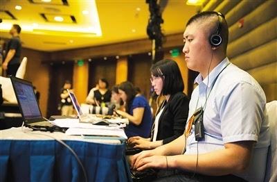 追赶声音的“无影手”，每分钟记录300-400字，速度与发言人同步