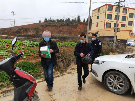 驻村工作队成快递小哥,脱贫攻坚工作队变身